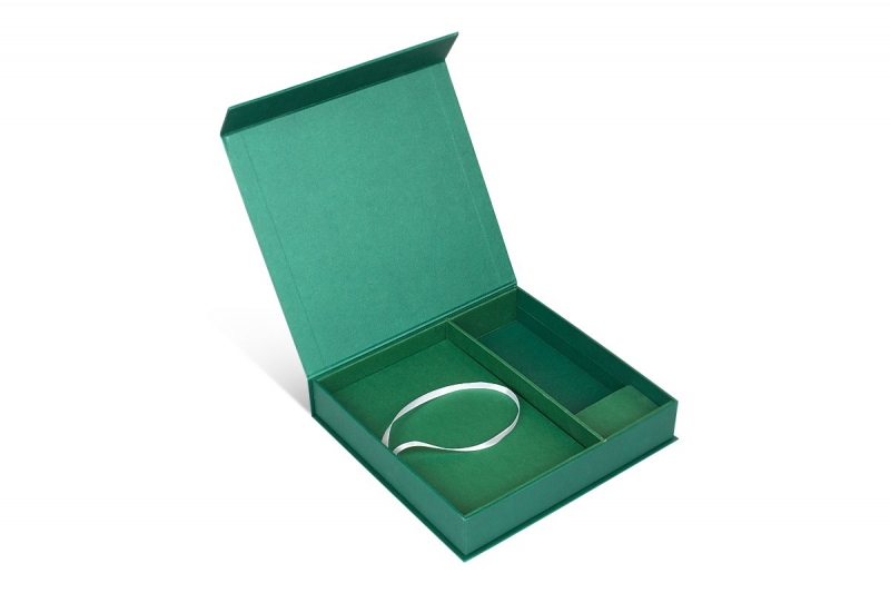 Коробка с клапаном на магните под различные вложения в Москве, производство на заказ