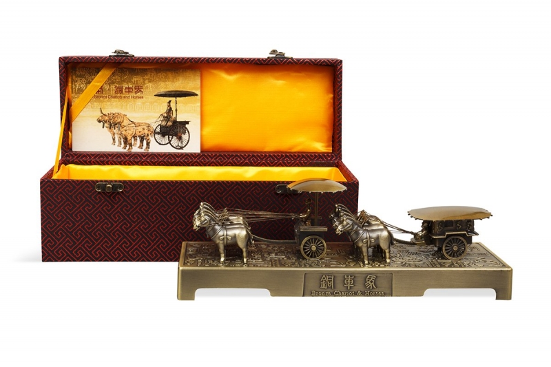 Деревянная шкатулка под бронзовую статуэтку в Москве, производство на заказ