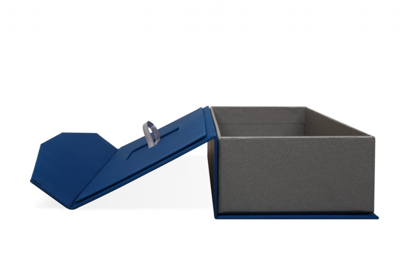 ВТБ24 — Кашированная коробка с фигурным клапаном на магните в Москве, производство на заказ