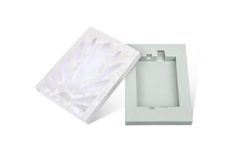 Картонная коробка с вырубным узором на шубере в Москве, производство на заказ