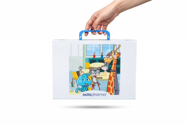 Кашированный чемодан с синей пластиковой ручкой в Москве, производство на заказ