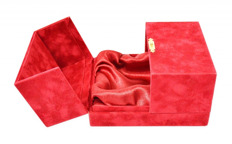 Бархатная коробка-шкатулка с атласным ложементом в Москве, производство на заказ