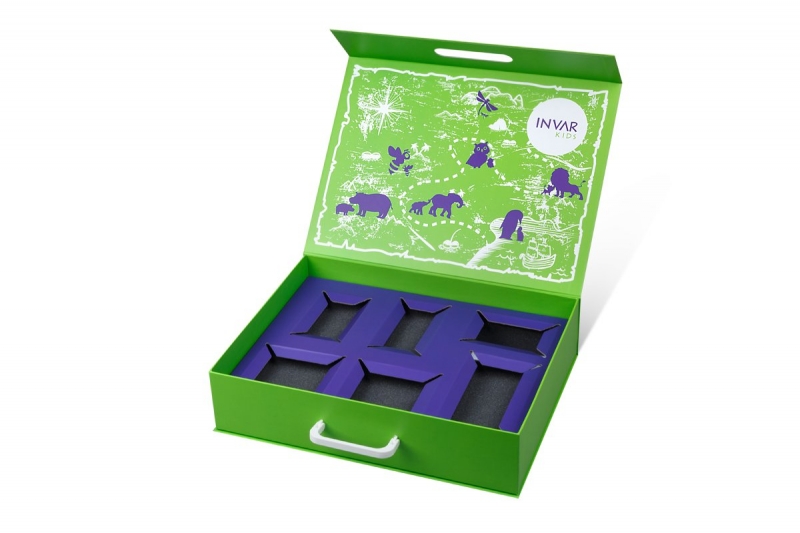 Кашированная коробка-чемодан с пластиковой ручкой в Москве, производство на заказ