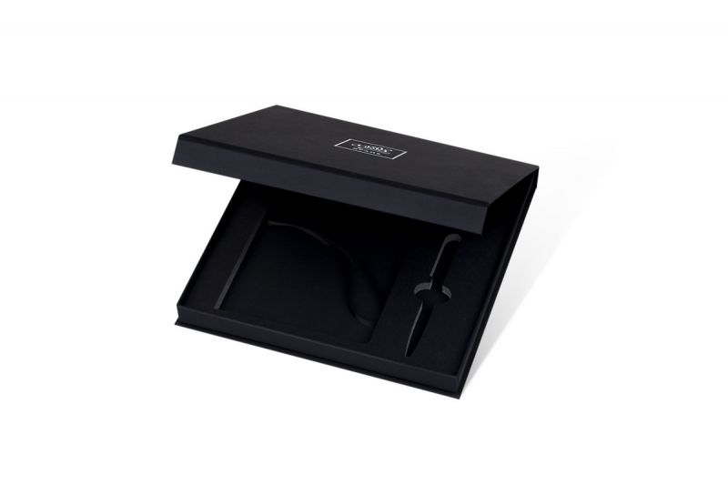 Дизайнерская кашированная коробка клапан на магните в Москве, производство на заказ