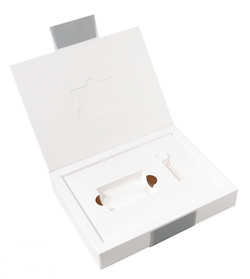 Подарочная коробка для пластиковой карты и флешки в Москве, производство на заказ