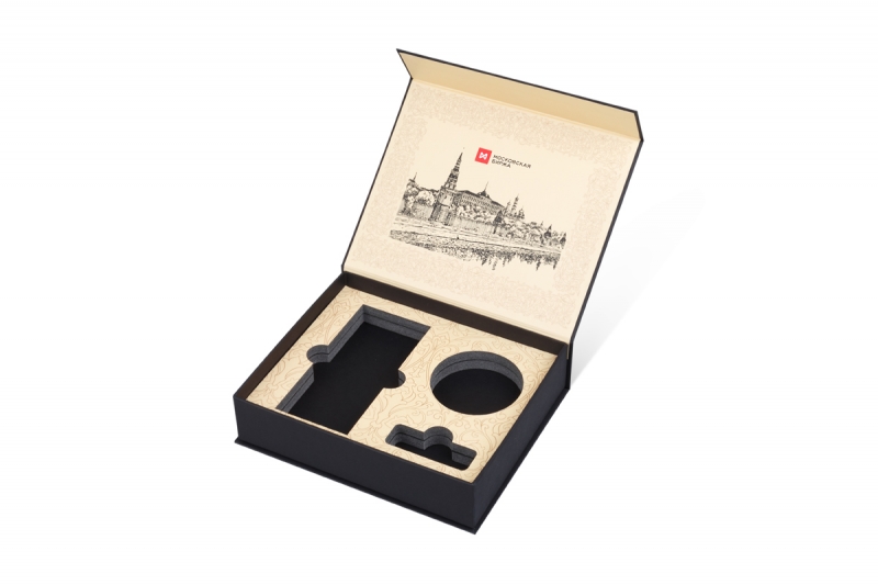 Кашированная коробка на магнитах под бизнес-аксессуары в Москве, производство на заказ