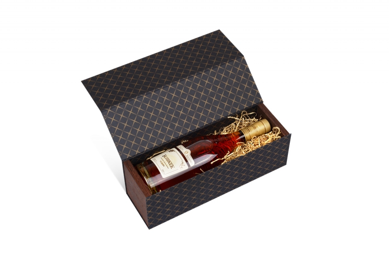 Подарочная коробка на магните под бутылку в Москве, производство на заказ