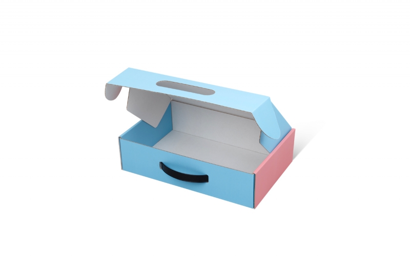 Коробка-чемодан из МГК с пластиковой ручкой в Москве, производство на заказ