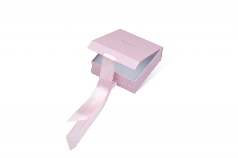 Beauty-box с лентами и магнитным клапаном в Москве, производство на заказ