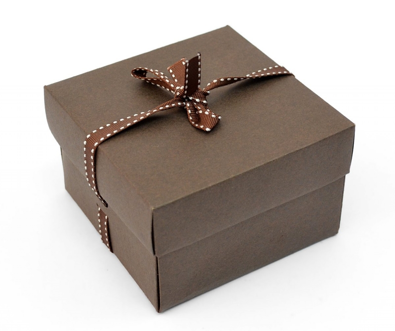 Самосборные подарочные коробки срепсовой лентой в Москве, производство на заказ
