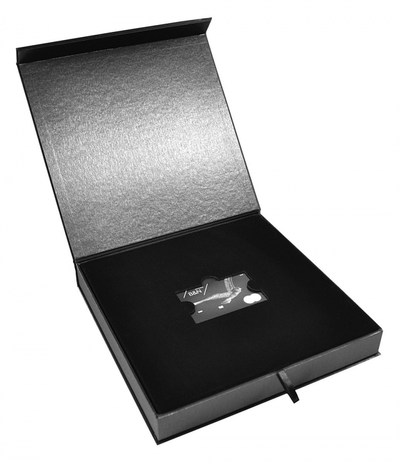 Эксклюзивная коробка с бархатным ложементом для пластиковой карты и буклета в Москве, производство на заказ