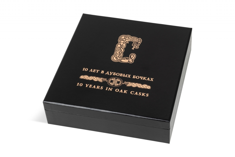 Коробка кашированная с откидной крышкой для бутылки в Москве, производство на заказ