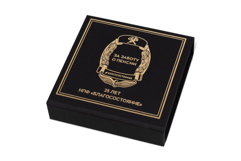 Коробка из дизайнерской бумаги с тиснением для значка в Москве, производство на заказ