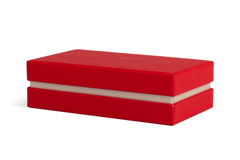 Коробка с внутренним бортом из дизайнерской бумаги с блинтовым тиснением в Москве, производство на заказ