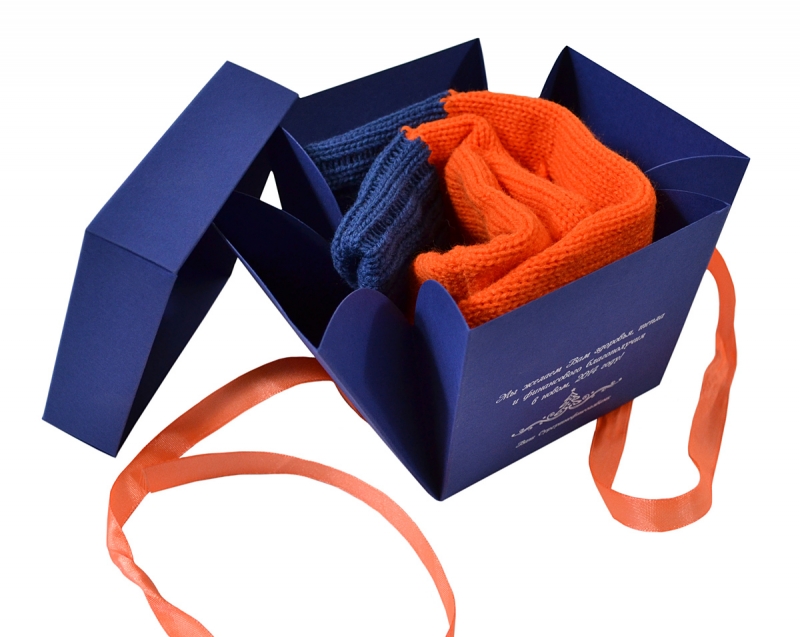 Самосборная картонная коробка с атласной лентой в Москве, производство на заказ