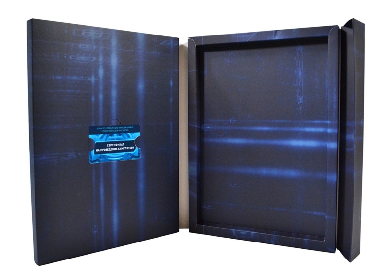 Фирменная коробка с треугольным клапаном для пластиковой карты и каталога в Москве, производство на заказ