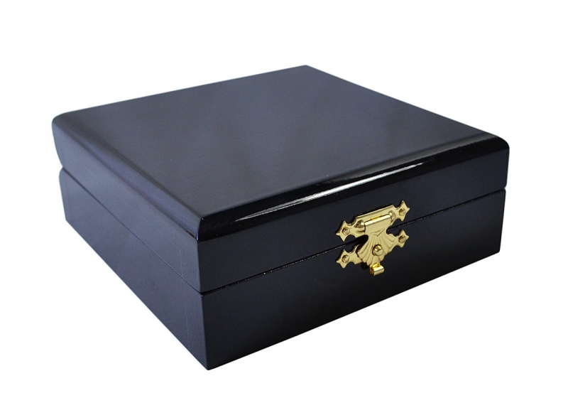 Деревянный футляр с ложементом для медали в Москве, производство на заказ