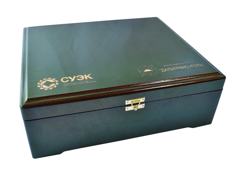 Фирменная деревянная коробка-шкатулка  в Москве, производство на заказ