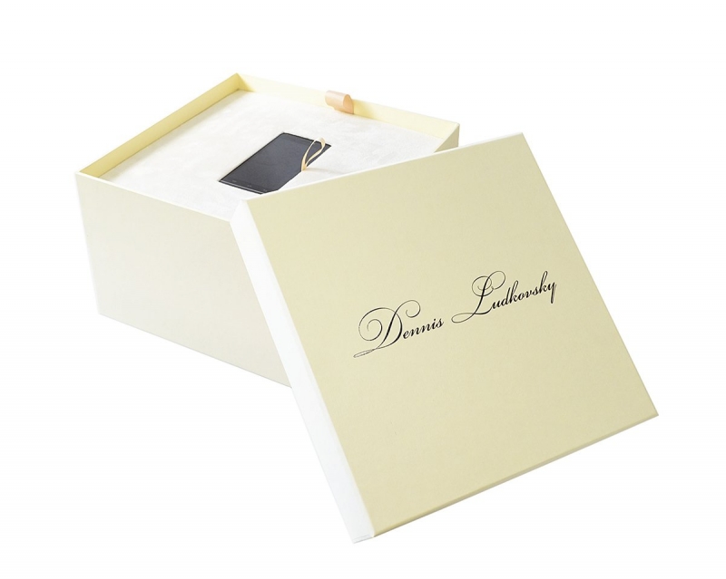 Эксклюзивная коробка крышка-дно с тканевым ложементом для телефона в Москве, производство на заказ