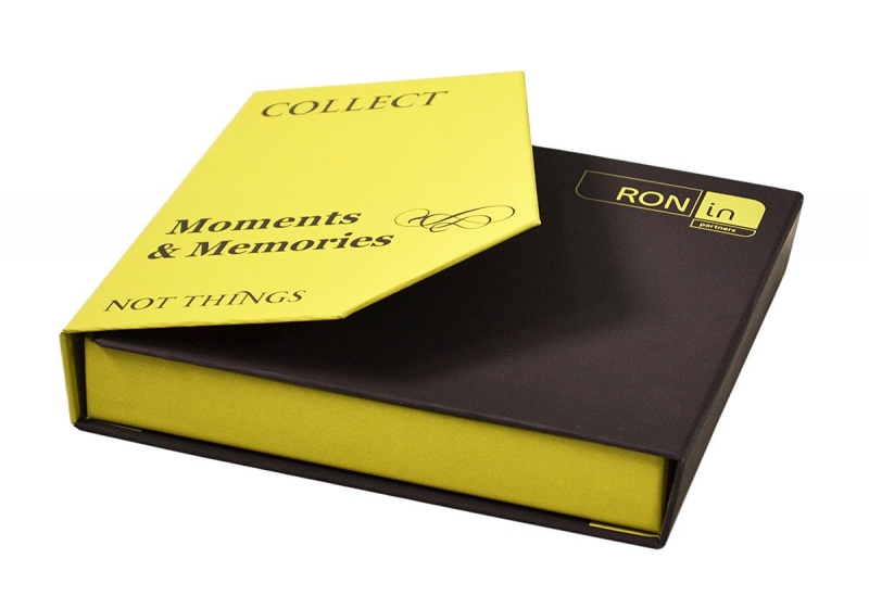 Подарочная кашированная коробка с фигурным клапаном  в Москве, производство на заказ