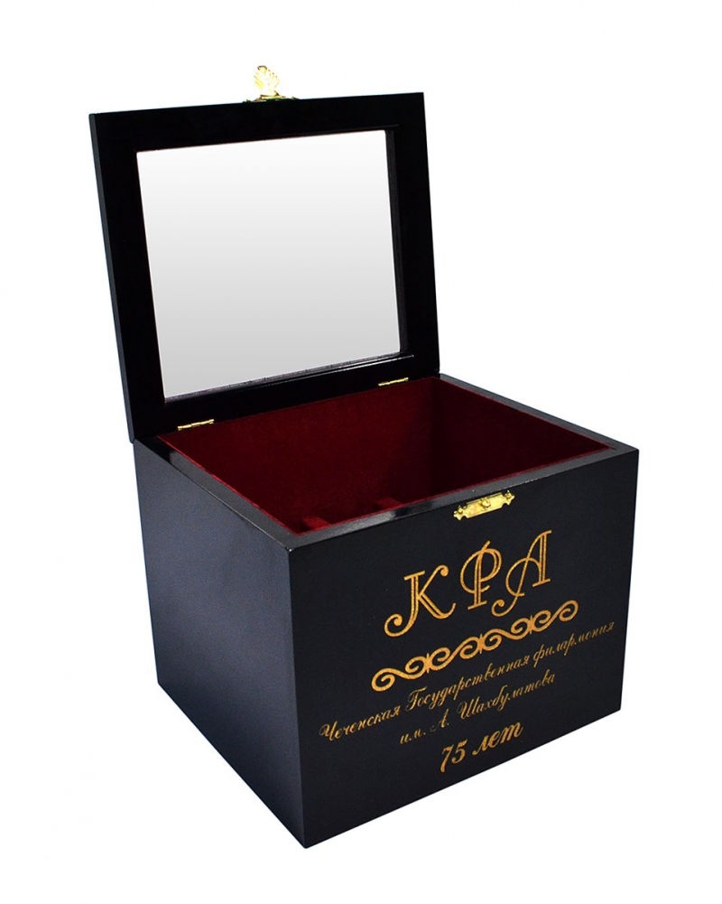 Деревянная коробка с отсеками для 20-ти диджипаков в Москве, производство на заказ