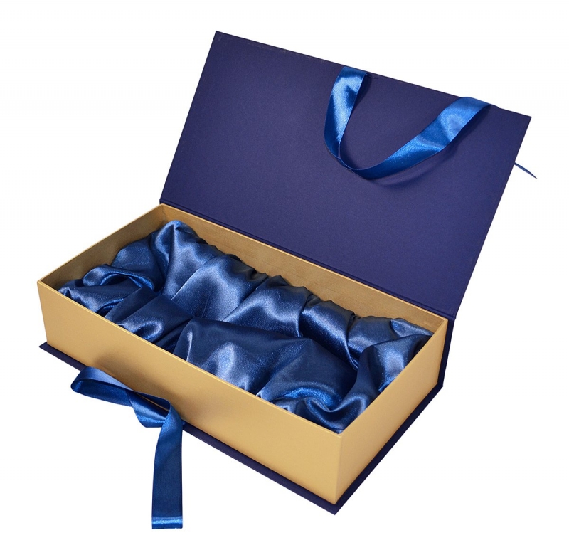 Кашированная коробка-книжка с атласным ложементом для бутылки вина, монеты и марки в Москве, производство на заказ