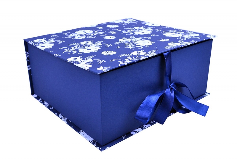 Большая кашированная коробка-книжка с атласным ложементом в Москве, производство на заказ