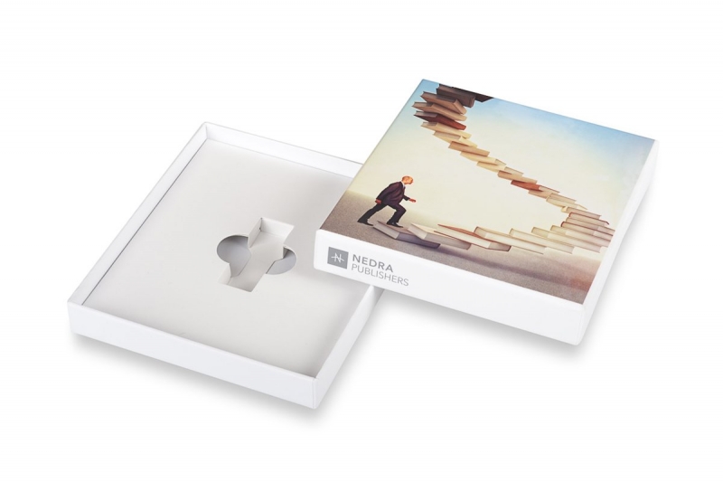 Кашированная коробка крышка-дно для флэшки, буклета и набора открыток в Москве, производство на заказ