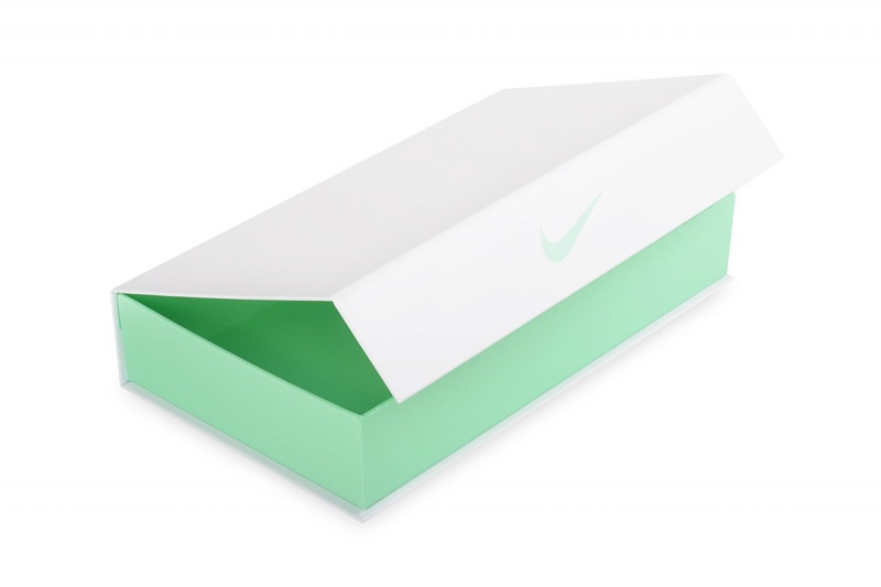 Кашированная коробка на магните для подарочной футболки в Москве, производство на заказ