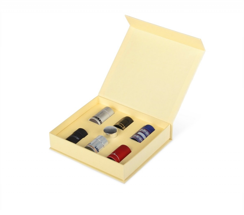 Кашированная коробка с магнитным клапаном для образцов продукции в Москве, производство на заказ