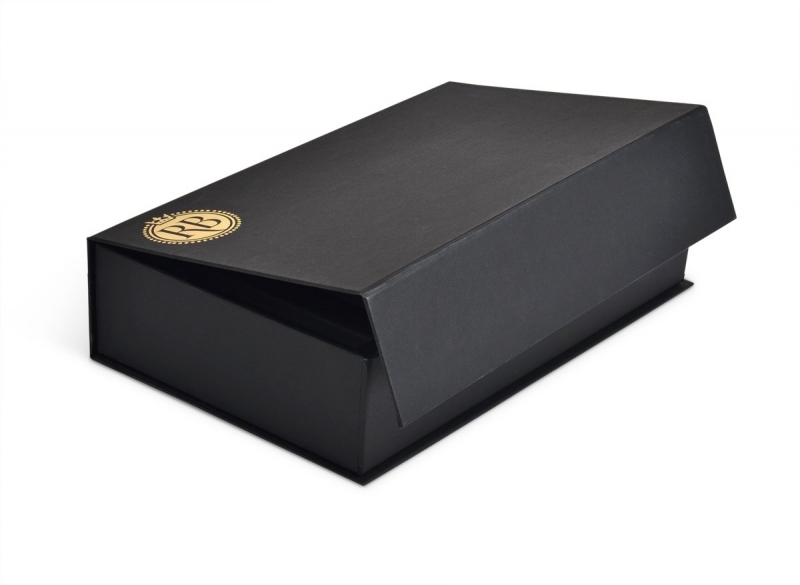 Кашированная коробка с магнитным клапаном для набора косметики в Москве, производство на заказ