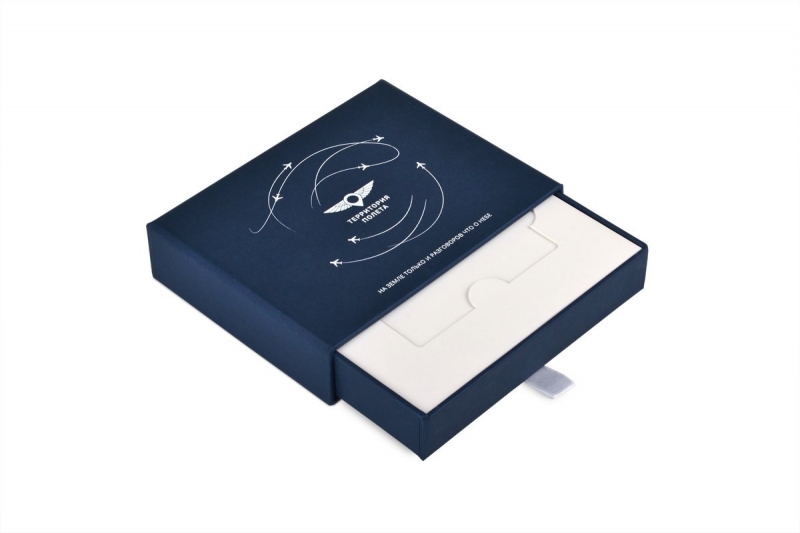 Кашированная коробка-пенал для пластиковой карты в Москве, производство на заказ