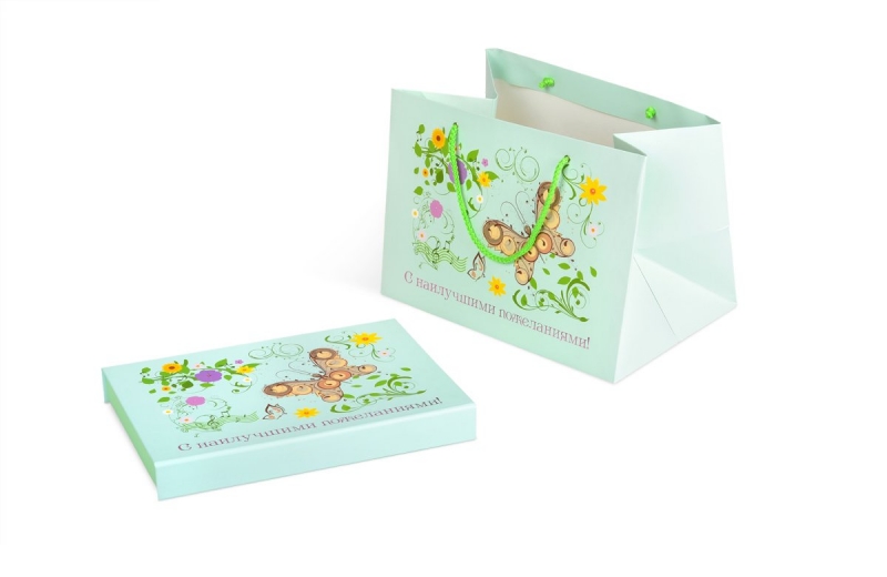 Кашированная коробка и пакет для подарочного набора в Москве, производство на заказ