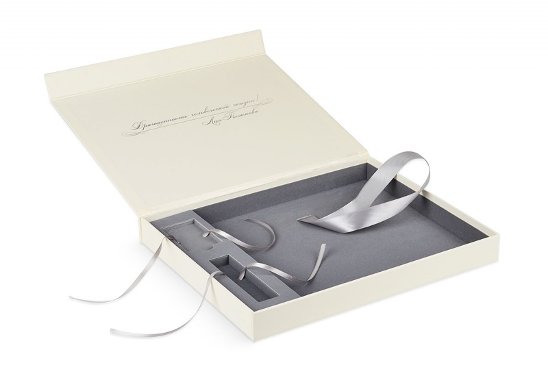 Коробка с клапаном на магните для подарочного набора: альбом, флешка-карточка и ложка в Москве, производство на заказ