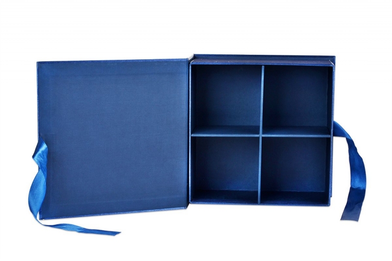 Подарочная коробка-книжка с лентами для студии меха и кожи в Москве, производство на заказ