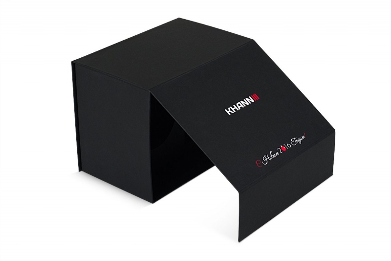 Подарочная коробка с клапаном на магните для новогодних сувениров: елочный шар и шоколад в Москве, производство на заказ