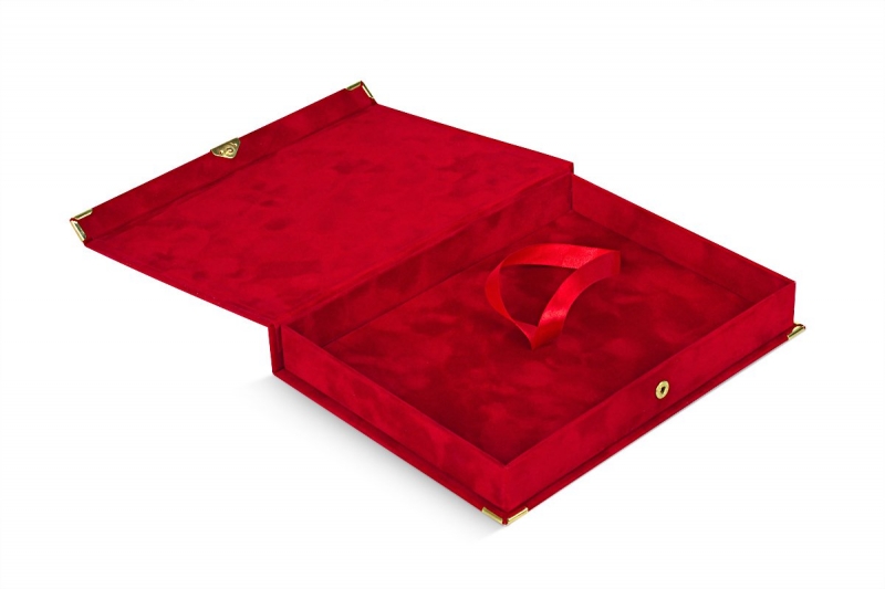 Подарочная коробка-книжка с клапаном на магните из бархата на кнопке в Москве, производство на заказ