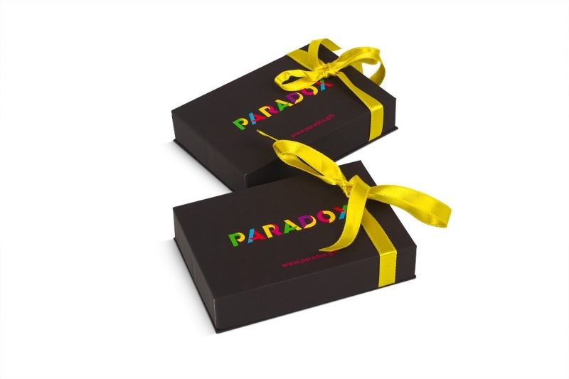 Черная кашированная коробка с лентами для подарочной карты в Москве, производство на заказ