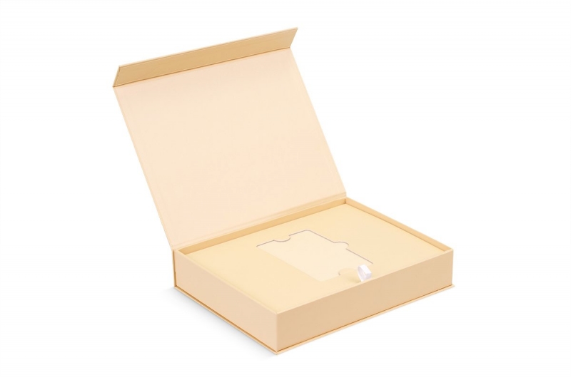 Брендированная коробка с клапаном на магните с промежуточной страницей для пластиковой карты в Москве, производство на заказ