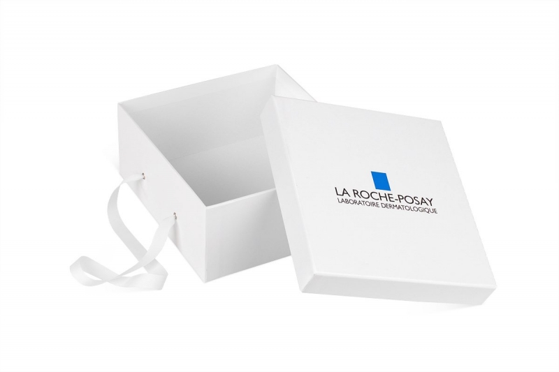 Брендированная коробка крышка-дно с ручками-лентами в Москве, производство на заказ