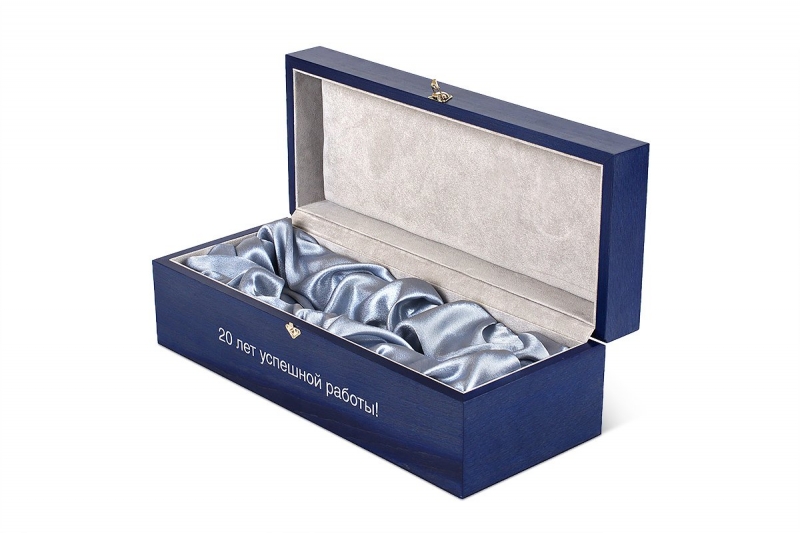 Подарочная деревянная шкатулка с атласным ложементом в Москве, производство на заказ