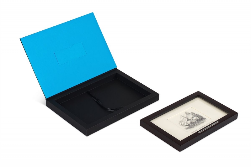 Эксклюзивная упаковка для банковской карты, визитки и гравюры в деревянной раме в Москве, производство на заказ