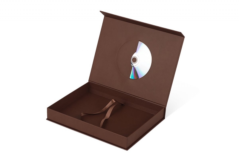 Кашированная коробка с клапаном на магните для диска и книги в Москве, производство на заказ