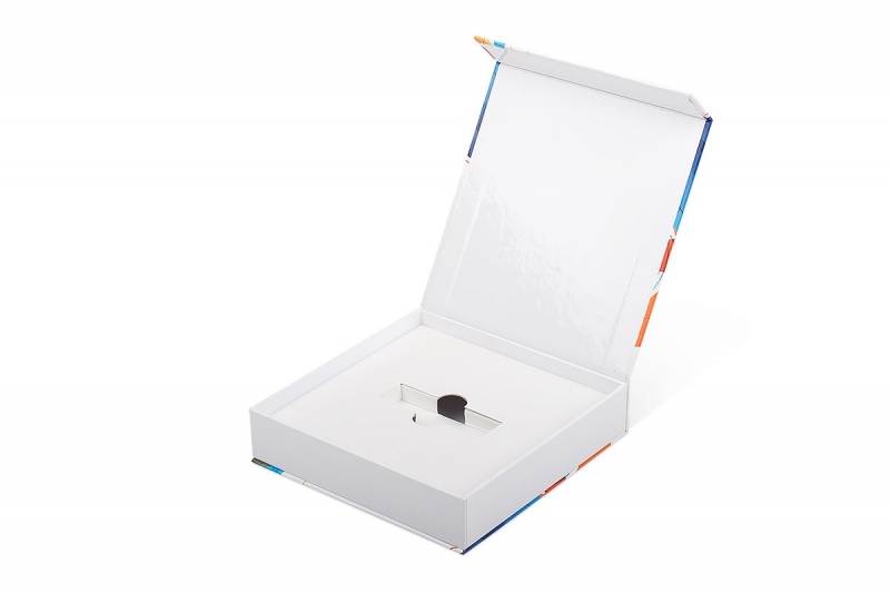 Кашированная коробка с клапаном на магните для флешки в Москве, производство на заказ