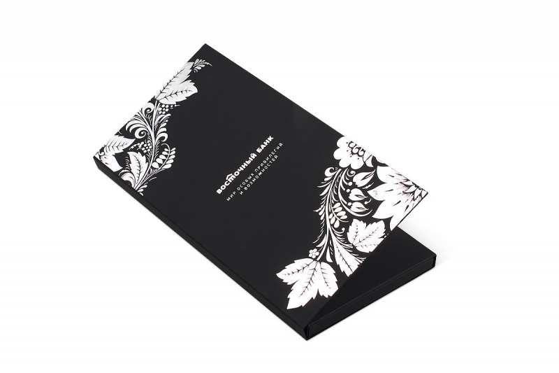 Премиум упаковка из дизайнерских материалов для пластиковой карты в Москве, производство на заказ