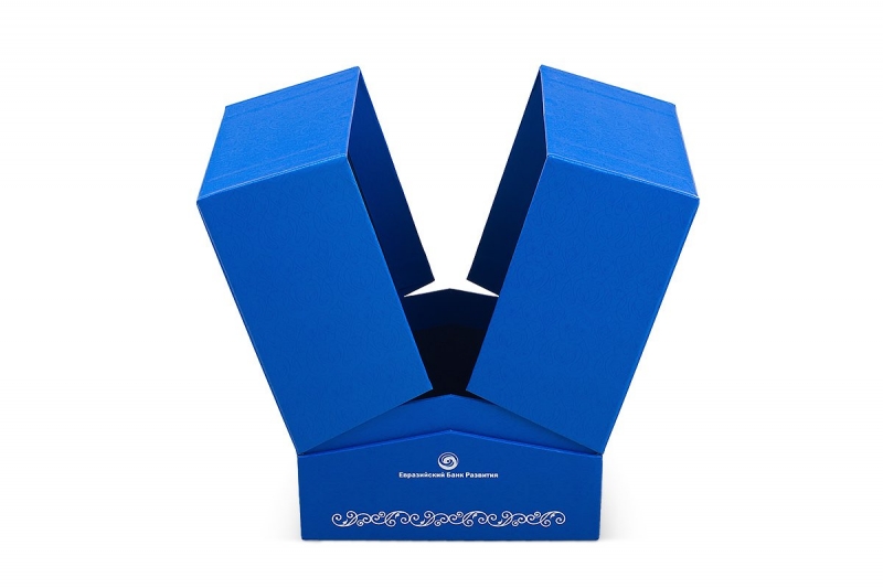 Коробка с откидными створками для статуэтки в Москве, производство на заказ