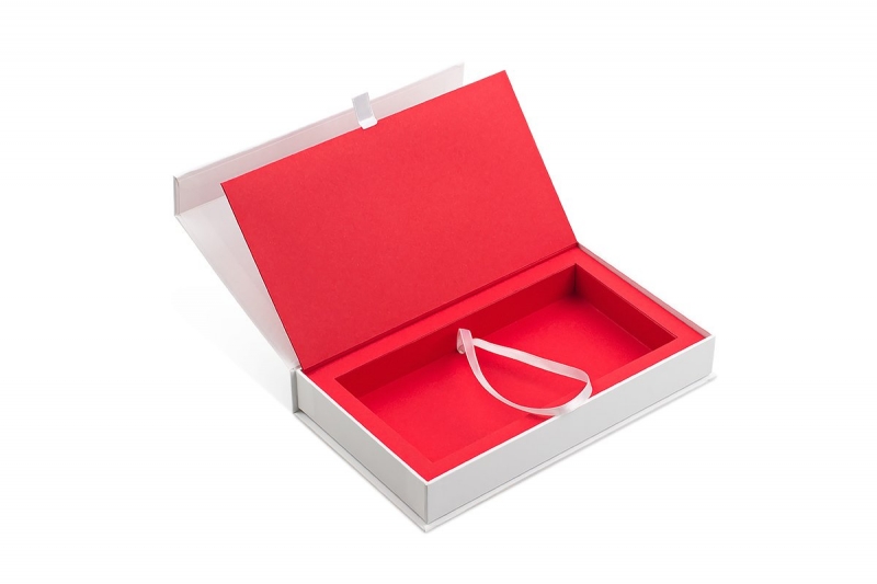 Комплект: кашированная коробка с клапаном на магните в пакете в Москве, производство на заказ