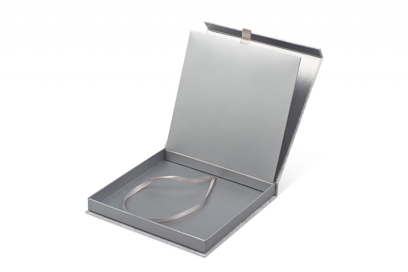 American Express — Коробка для премиальной банковской карты и буклета в Москве, производство на заказ