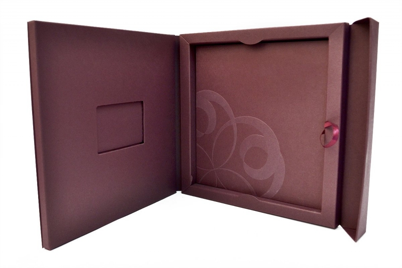 Эксклюзивная упаковка-книжка для буклета и пластиковой карты в Москве, производство на заказ