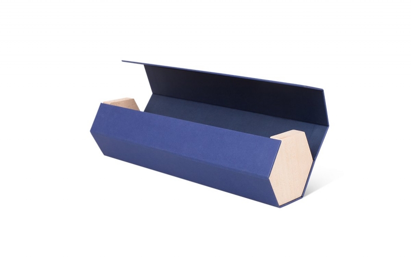 Подарочная коробка с деревянными вставками для бутылки вина в Москве, производство на заказ